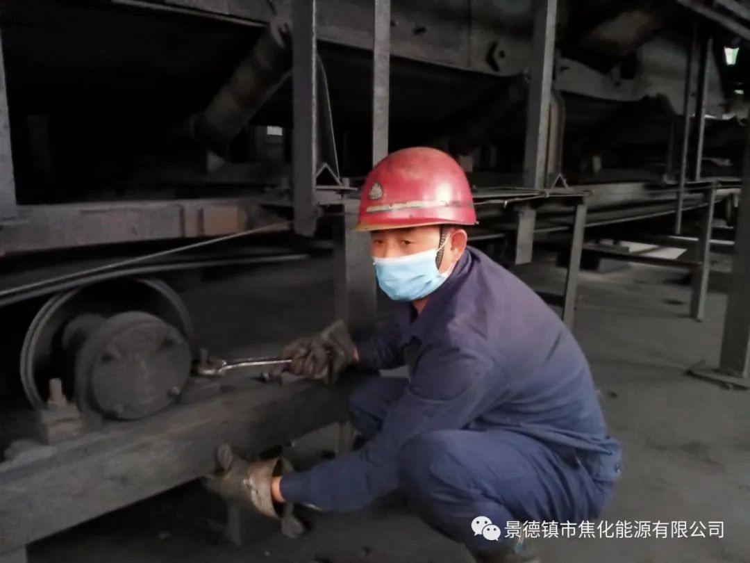“老線這邊人手不夠，你們那邊有誰可以過來支援？”“好的，我馬上來?！甭牭竭@個消息時，羅國安剛剛結束新線的維修工作，但他二話不說，立即拿起維修包，投入到老線的維修工作當中。每天工作10小時以上已經(jīng)成為抗疫期間的常態(tài)，雖然身體很疲憊，但是他沒有任何怨言，“確實很辛苦、很累，但現(xiàn)在正是特殊時期，只有保障公司生產(chǎn)經(jīng)營“不斷檔”，我們生活才能“不斷線”，恰恰我所在的運輸廠就是承擔著焦炭煤炭運輸?shù)闹匾氊?，所以我更應該恪盡職守，保障好這些設備的穩(wěn)定運行?！?jpg