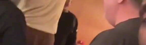 金年会体育约基奇G1赛后与哥哥们在俄城酒吧庆祝 雷霆球迷：我们六场拿下！
