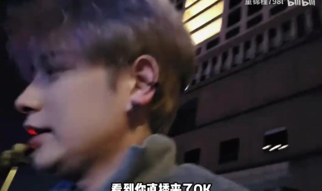 金年会金字招牌信誉至上童锦程开法拉利路遇外卖小哥粉丝 被问为啥经常和外卖员合影:因为他们辛苦呀~