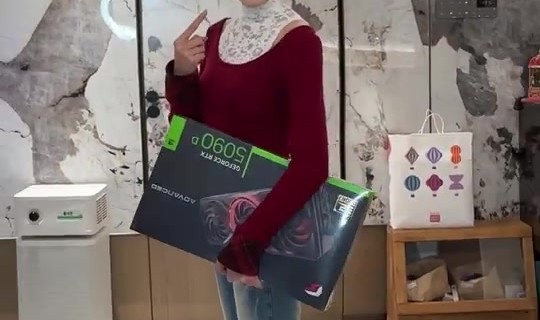金年会金字招牌信誉至上手上拿的什么!骆歆晒手里的5090D显卡