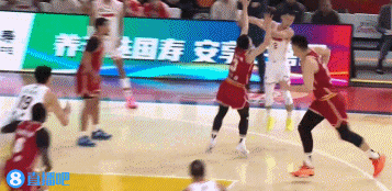 金年会真正的“钉板”大帽！徐昕篮下强攻 法耶身后大帽将球摁篮脖子上